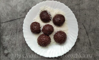 формирование шоколадных конфет с кокосовой стружкой фото