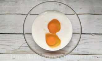 яйца куриные и кефир для лепешек фото