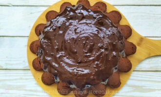 выкладывание глазури на шоколадный кекс с вишней фото