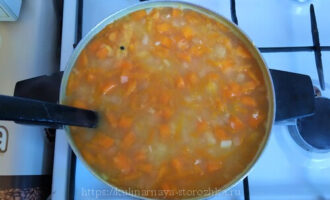 готовый постный гороховый суп в кастрюле фото
