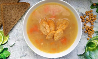 постный гороховый суп с сухариками фото