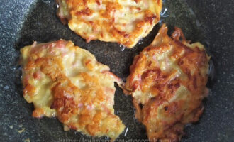 обжарка картофельных драников с колбасой и сыром фото