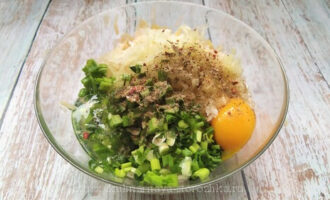 яйцо куриное лук картошка для драников с зеленью фото