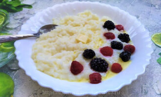 рисовая каша на молоке с маслом и ягодами фото