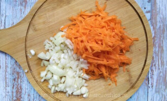 морковь и лук для подливы с куриным филе фото