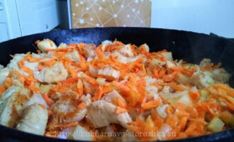 морковь и лук с курицей для тушеной картошки фото