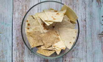 пшеничные чипсы в тарелке рецепт фото