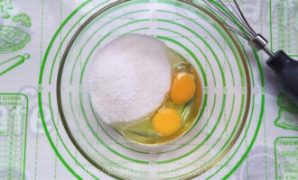 яйца сахар для шоколадного песочного печенья фото