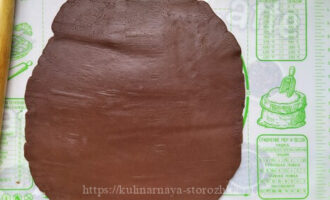 песочное тесто шоколадное на столе фото
