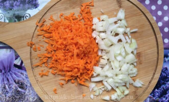 морковь и лук для морского коктейля в сметанном соусе фото