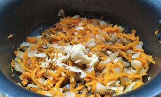 морковь лук чеснок на сковороде фото