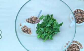 кинза в тарелке для гуакамоле из авокадо фото
