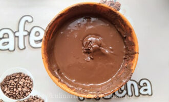 растопленный шоколад в тарелке для пирожного в виде цветка фото