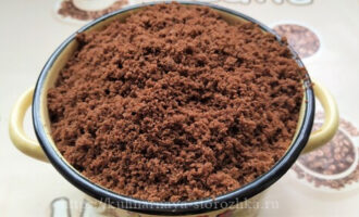 шоколадная бисквитная крошка для торта-пирожного фото