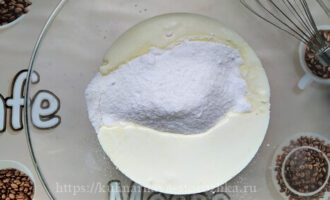 жирные сливки и пудра сахарная для крема чиз фото