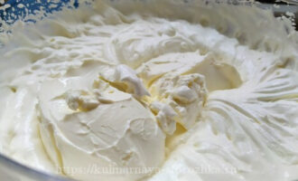 творожный сыр и взбитые сливки для нежного крема чиз фото