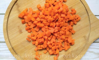 морковь отварная кубиками для салата Оливье фото