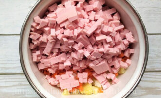 вареная колбаса кубики для салата Оливье фото