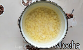 картошка в кастрюле для супа из шампиньонов фото