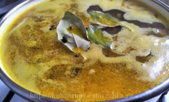 лавровый лист и перец в грибном супе фото