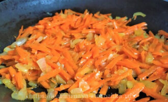 пассеровка из моркови и лука для зеленого борща фото