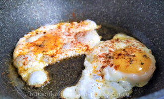 яйцо куриное жареное на сковороде фото