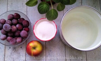 ингредиенты для компота из слив и яблок фото