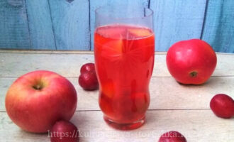 витаминный компот из яблок и слив в стакане фото