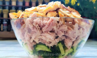 салат со свининой в тарелке фото