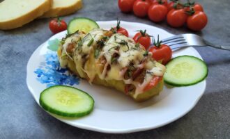 картошка-гармошка с сыром помидорами салями фото