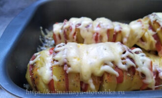 картошка-гармошка с помидорами и сыром фото