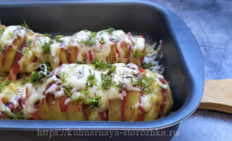 картошка-гармошка с колбасой и укропом фото