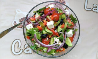 салат греческий с рассольным сыром фото