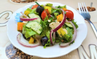 яркий греческий салат на тарелке фото
