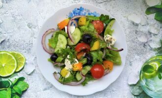 греческий салат с фетаксой фото