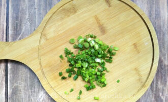 зеленый лук для нежного салата с пекинской капустой фото