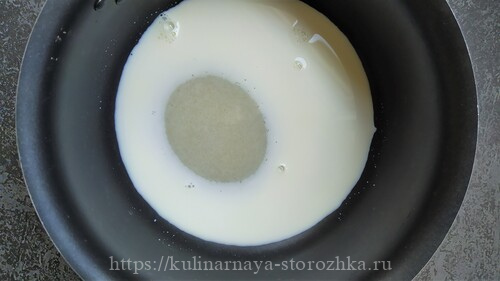 молоко и сахар в кастрюле фото