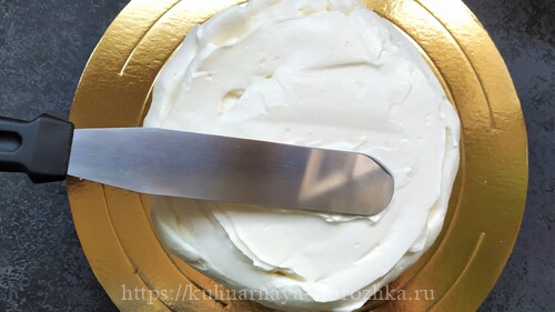 промазывание домашнего бисквита кремом фото