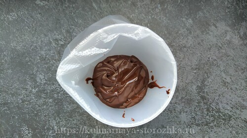 шоколадная глазурь в кондитерском мешке фото