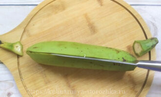 чистка зеленого банана для жарки фото
