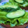 паста из авокадо для бутербродов на завтрак фото