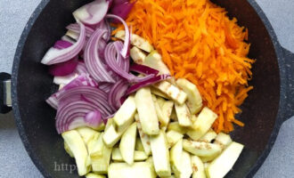 морковь баклажаны лук на сковородке фото