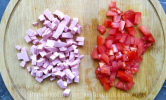 колбаса кубиками и помидор для яичницы фото