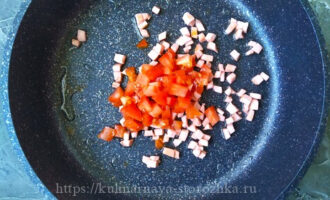 колбаса помидор на сковороде для яичницы фото