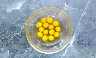 перепелиные яйца в тарелке для яичницы фото