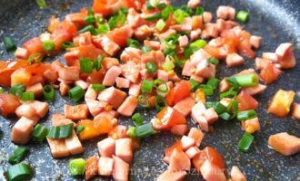 колбаса помидор зеленый лук на сковороде фото