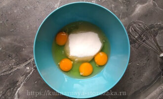 яйца сахар в тарелке для пирога с морковкой фото