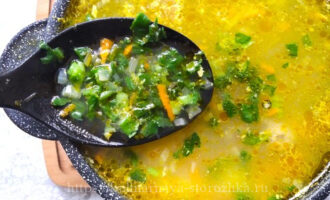 зеленый лук добавляем в суп с фрикадельками и рисом фото