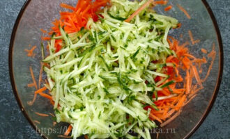 огурец морковь в тарелке для диетического салата фото